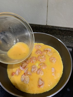 The practice measure of omelette of shelled fresh shrimps 3