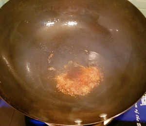 箸を置く醤油に漬けられたにがり卵の煮込みの練習法9  