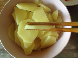 The practice measure of potato chips of steaky pork dry stir-fry before stewing 1