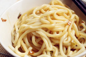 Green oily noodles served with soy sauce -- the practice measure of 5 minutes of breakfast 7