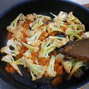 油性の塩を必要とするトマトは、美しい料理を揚げるだけで、非常にピンクがとても美味しいです。  