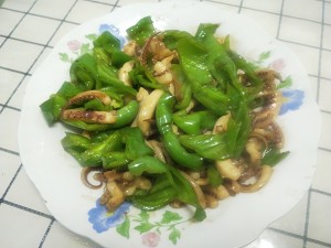The practice measure that green pepper of the daily life of a family fries a squid 4