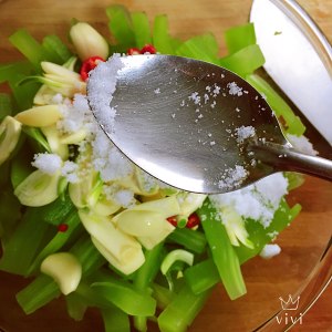 The practice measure of asparagus lettuce of cold and dressed with sause 10