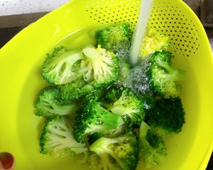 La Hua fries shelled fresh shrimps on the west the practice measure of quick worker of simple the daily life of a family 3