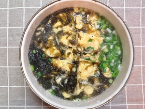 乾燥した小海老の海苔の卵を作るための3分間の練習移動4