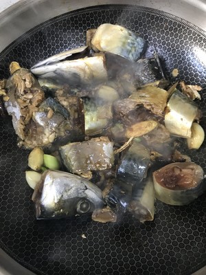 家族の日常生活の醤油煮込みのサバの練習尺度7