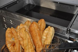 The practice measure of the practice of domestic deep-fried twisted dough sticks 15
