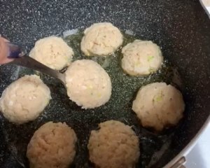 The practice measure that uses the cake of sweet decoct lotus root with simple stuff 14