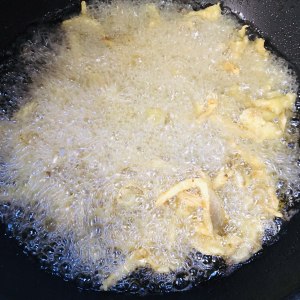 とげのあるロースト灰と塩で作られた調味料の玉ねぎ-おいしい料理8を超える実践手段 