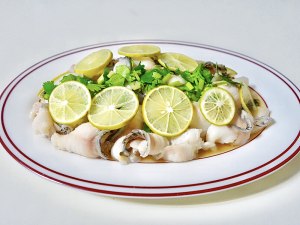 グリーンレモンジュース9の魚肉の黒いスライスの練習尺度