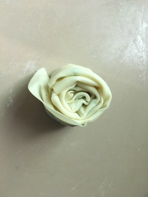 Layer on layerのパリパリ菓子は、ロールフェイスが緑色の揚げた生地ケーキを簡単に簡単に学習する練習法である必要はありません10