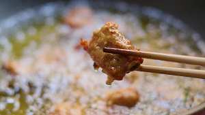 私のチョップは醤油で煮込むことはなく、ニンニクを少し加え、ボイラーを食欲をそそる、練習 子供が指をなめるために取るステップ6 