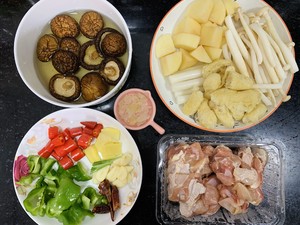  明るいの黄色いシチューの鶏肉を食べる肉1 