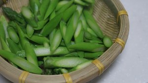 練習殻付きの新鮮なエビの卵のアスパラガスの測定2 