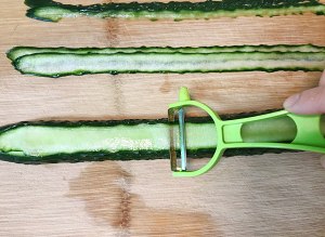 エメラルドキュウリが4をコイル状に巻く練習尺度