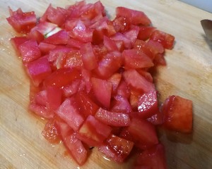 油性の塩のみを必要とするトマトは、美しい料理だけを揚げます ピンクはとても美味しいです。 練習対策5 