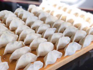Boiled dumpling of juicily leek dried small shrimps (inside add crowded dumpling to reach press video of dumpling skin gimmick) practice measure 11