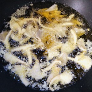 とげのあるロースト灰と塩で作られた調味料の玉ねぎ-おいしい料理を超える実践手段6  