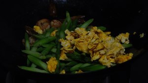 The practice measure of asparagus of egg of shelled fresh shrimps 4