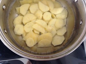 The practice measure of potato chips of steaky pork dry stir-fry before stewing 4