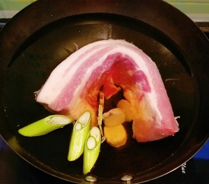 箸を置く醤油に漬けられたにがり卵の煮込み肉の練習法2  
