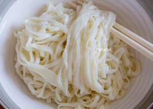 醤油を添えた麺の秘密のレシピをなめてもおいしい、圧倒される 悲しみや喜びで！ 練習対策7 