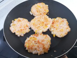 ヤンジーは健康的なコーンシュリンプケーキを返します。 満たされる5 