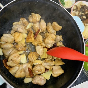 肉のかかった明るい黄色のシチュー5の鶏肉を食べる練習手順