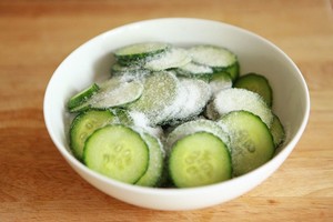 キュウリを炒めるお菓子の甘いもろさ 2 