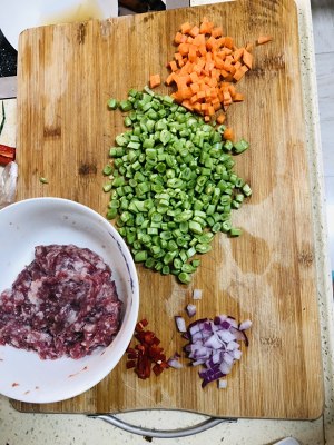 息子は、食事のボウルのひき肉豆の角の練習用具を完全に食べることができます 1 