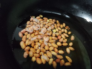豆の澱粉から作られた春雨のソースで包まれた風邪のほうれん草、