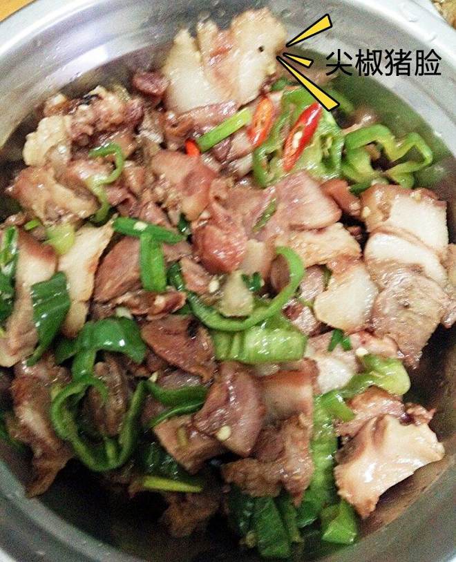 豚の顔の豚の頭の肉の練習は、いくつかのホットスパイス植物のいずれかを指摘し、おいしい方法