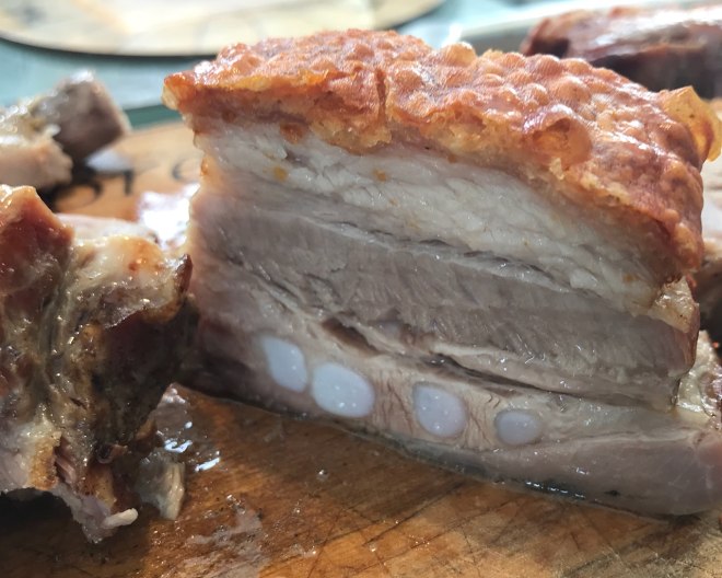 パチパチのカルボナード（焼く豚の腹部の肉）クリスピーポークベリーの練習