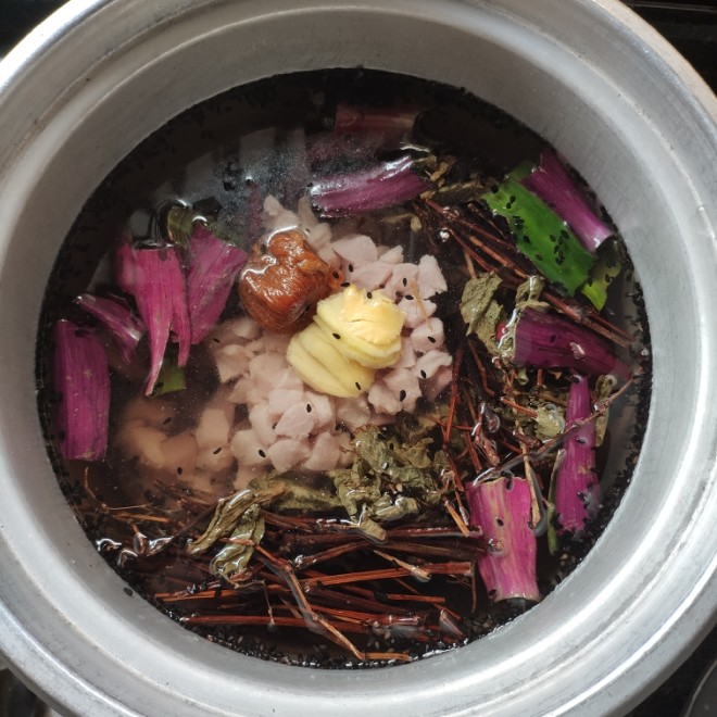 生炭母の胞子のハスの豚の横長男のゴマのスープの実践