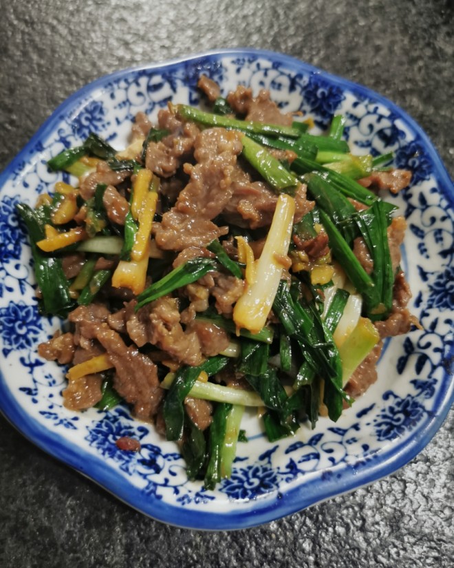 子どもも大好きなフライドポテトビーフテンダーを食べる家族の日常生活のニンニクの葉