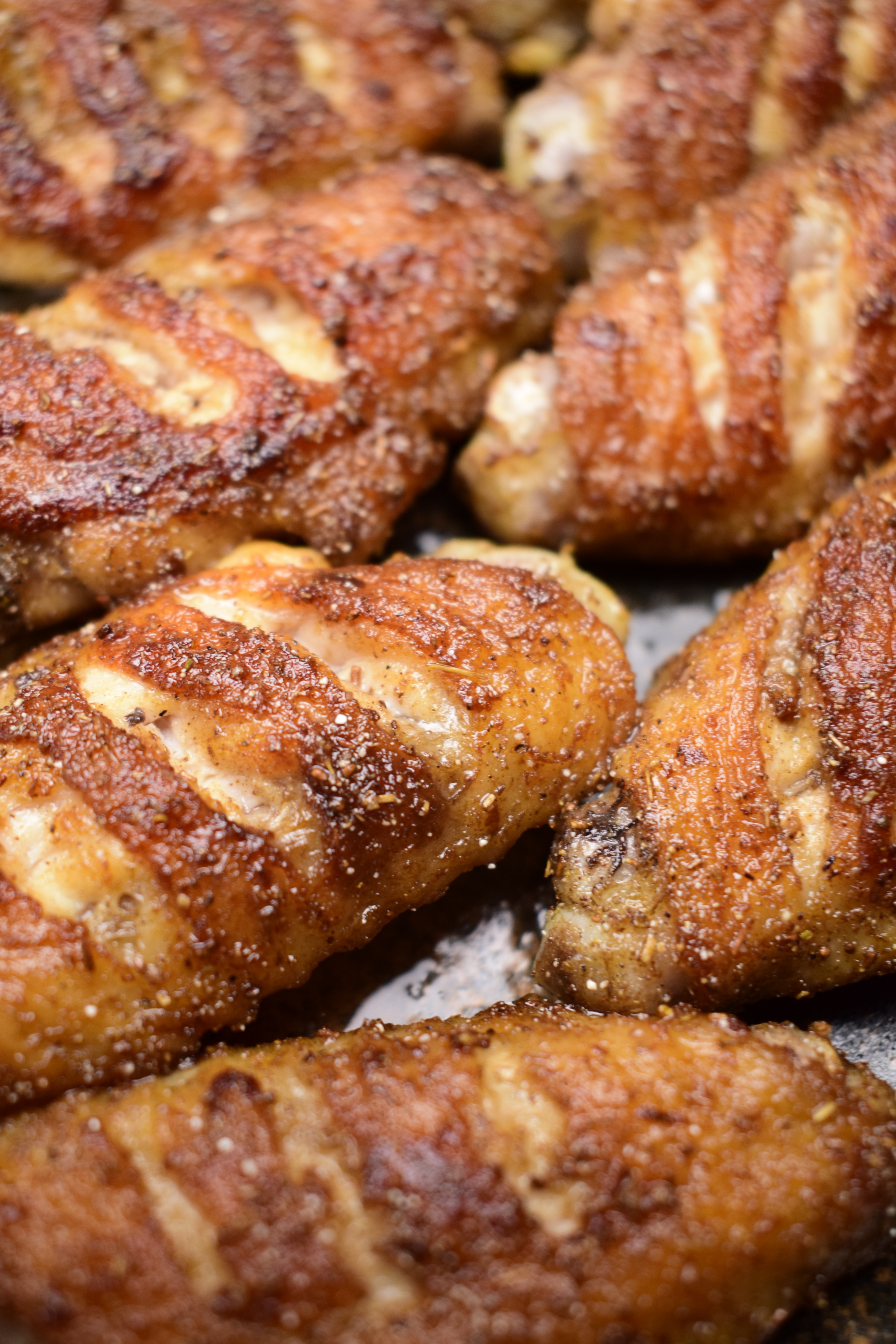 ローストチクチクアッシュと塩で作られた甘いニンニクの鶏肉の翼の練習、おいしい方法