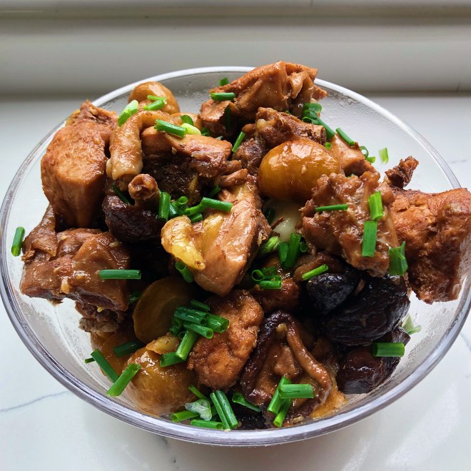 
Chinese chestnut Xianggu mushroom stews gallinaceous practice, how to do delicious