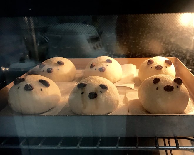 手は豚の小さな食事をこねて包みます（この水分の袋は大きく、柔らかすぎて簡単に編むことができます）