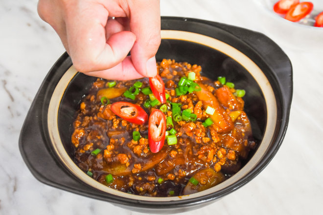 
Bao of salty fish aubergine (dish of salty bright go with rice) practice