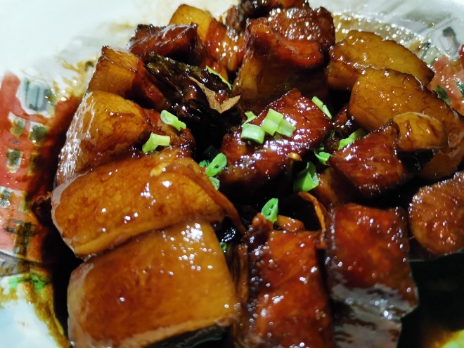 醤油に煮込んだ肉の豚の真髄が食べられるように帰宅する練習