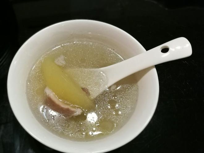 嘘をつく食欲をそそるりんごの豚の横男のスープの練習が得意