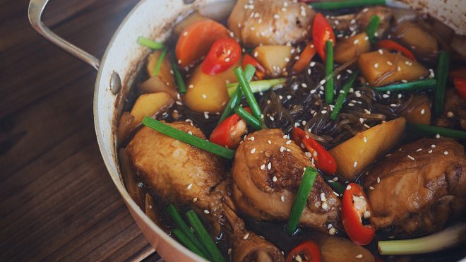 1つのボイラーが豆またはサツマイモのでんぷんから作られた麺の練習を煮込むためにホットチキンを満たします