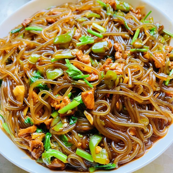 家族の日常生活（蟻の木）の実の肉の泡の豆またはサツマイモ澱粉から作られた麺