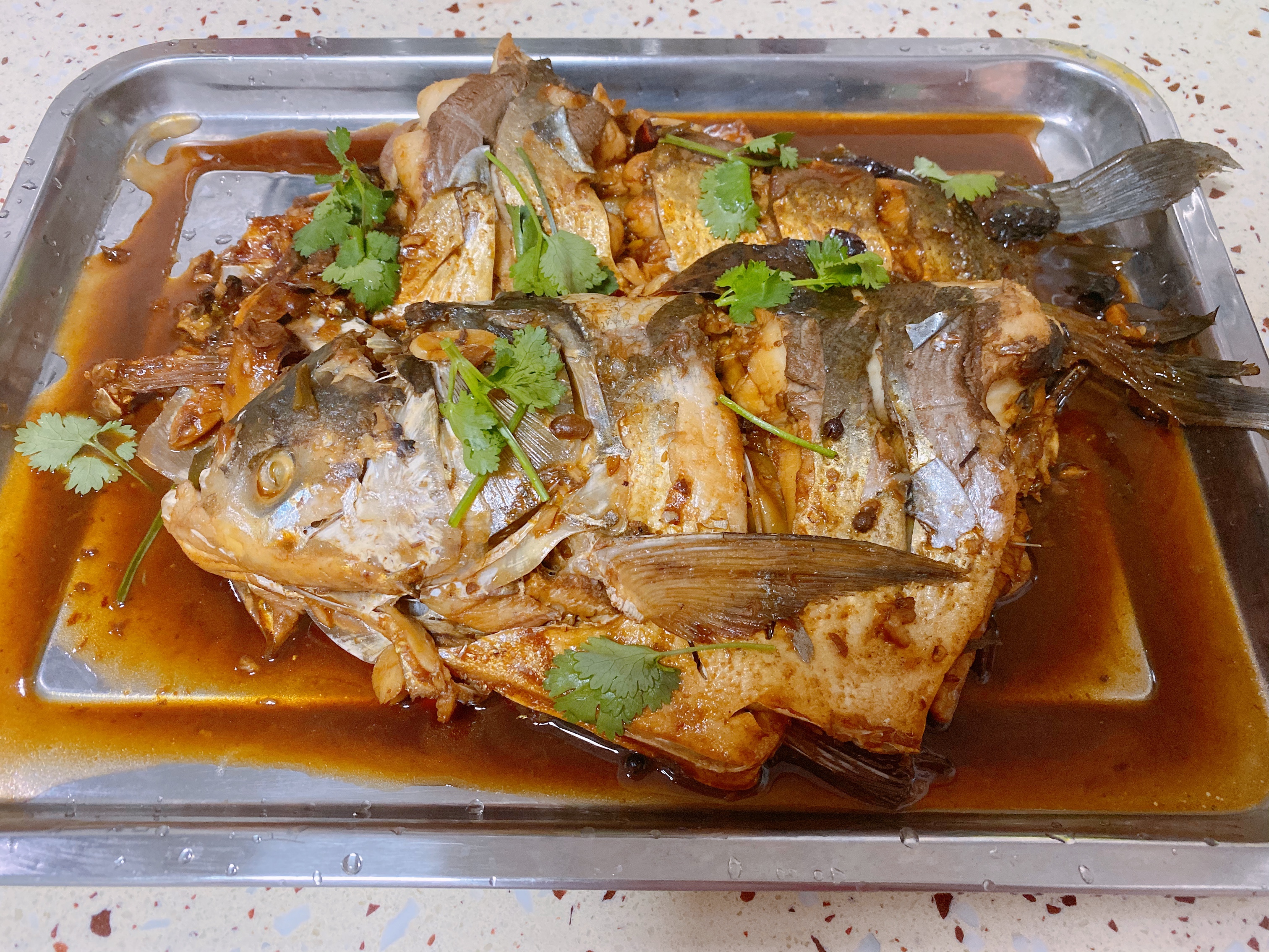 家族の日常生活は、コイの魚の醤油で煮込みの魚の練習を煮込みます