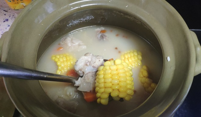 豚のキャニスターボーンのアイシングラスのトウモロコシのニンジンのメドラーのスープの練習