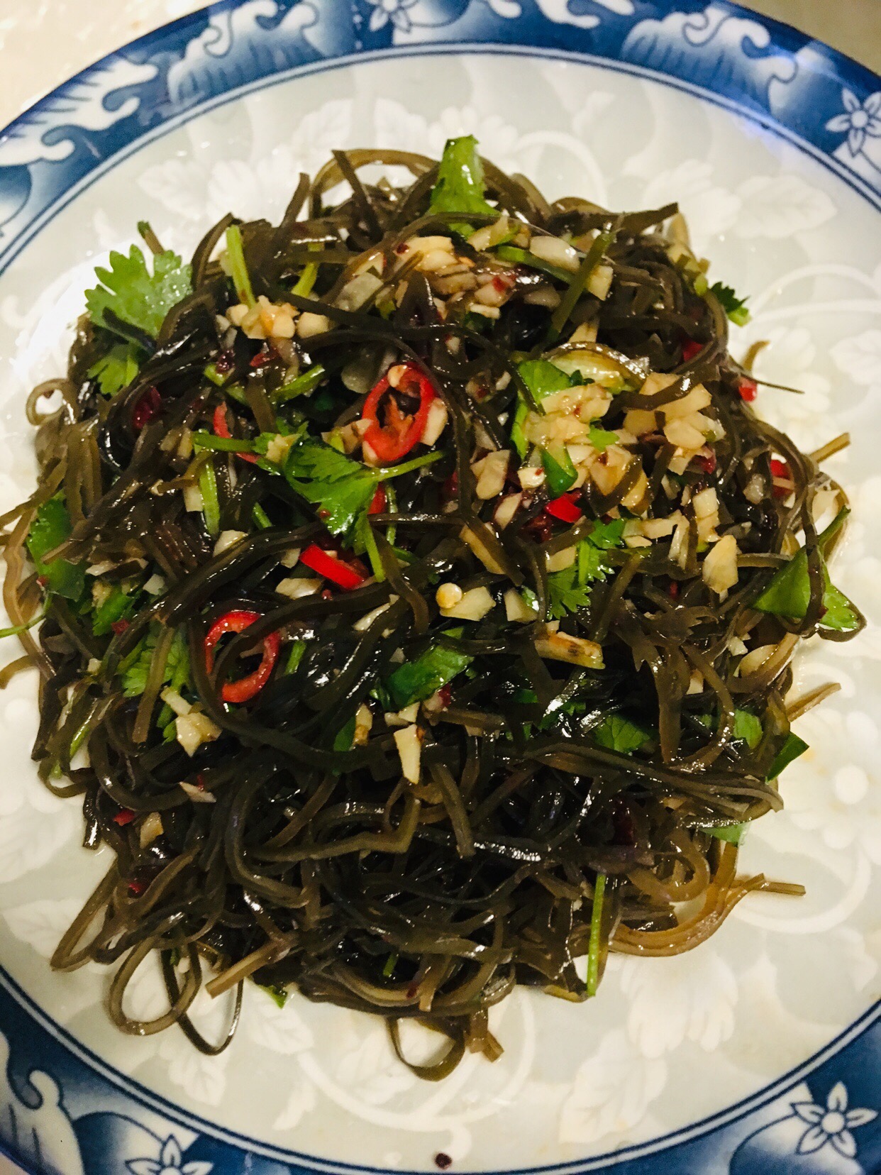 麻の熱い昆布の絹のしばらくの水煮はコールの練習を混ぜる