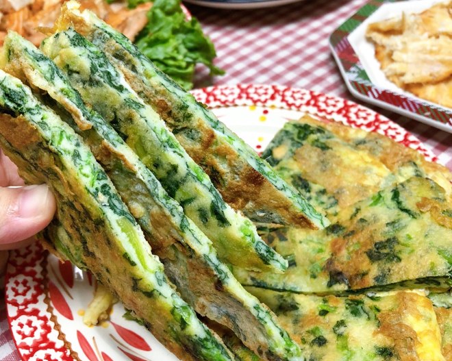 ほうれん草のエッグケーキは、家族の日常の素早い労働者の料理の朝食のスーパーでシンプルな最初の選択ですか？ 練習