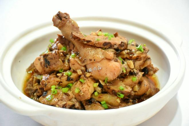 ニンニクのスパイシーな豆の気の蒸発の滑りやすい鶏肉の練習、おいしい方法