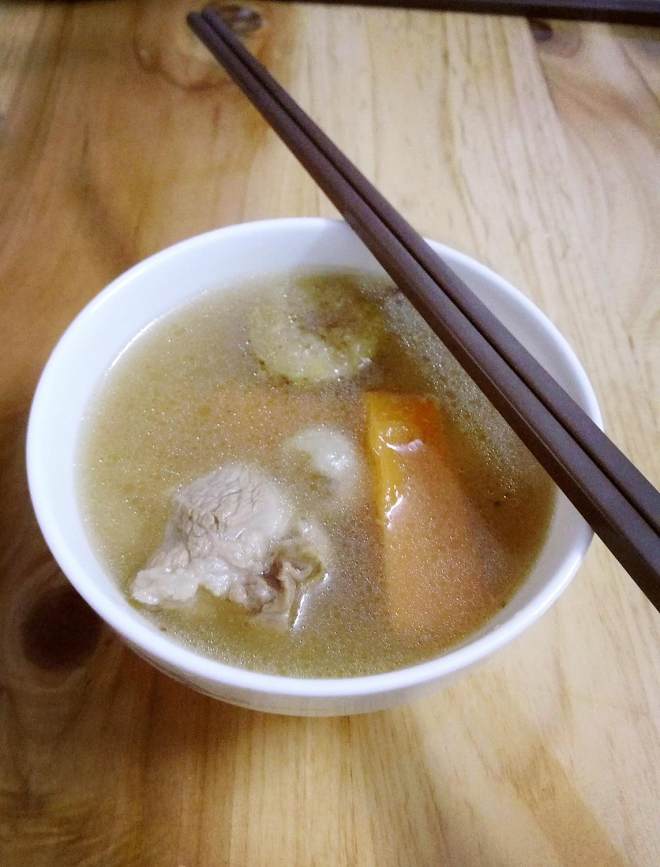 豊富なパターンの美しいスープ-イチジク豚の腱スープの練習