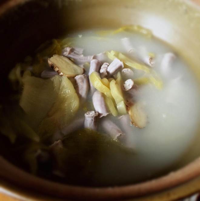 ぬれたシャン塩漬け白菜の豚のピンクの腸のスープの練習